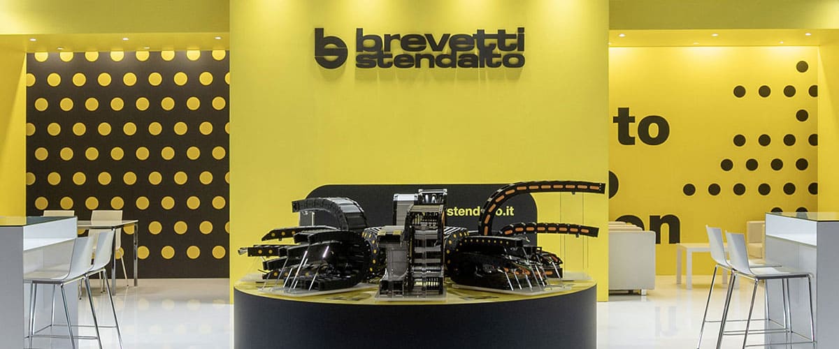 L'immagine raffigura un caso reale di allestimento fieristico: l'allestimento dello stand Brevetti Stendalto realizzato per SPS Italia di Parma ed SPS IPC Drives di Norimberga