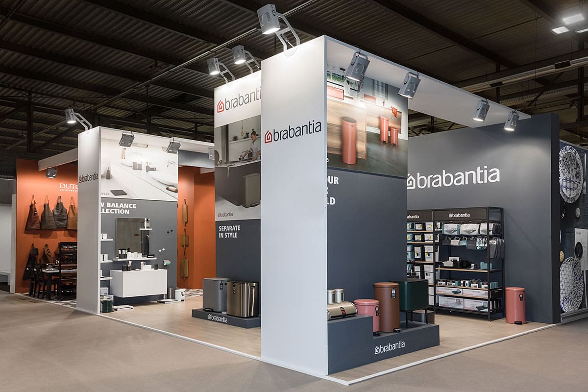 L'immagine raffigura un caso reale di allestimento fieristico: l'allestimento dello stand Brabantia Branding BV realizzato da Diquadro in occasione di una precedente edizione della fiera Home Milano Homi.