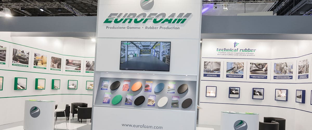 L'immagine raffigura un caso reale di allestimento fieristico: l'allestimento dello stand Eurofoam Tecnicalrubber realizzato per K Kappa Dusseldorf