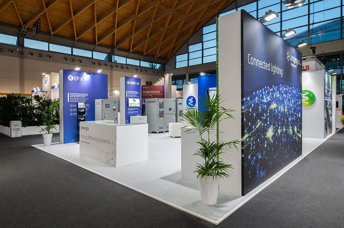 L'immagine raffigura un caso reale di allestimento fieristico: l'allestimento dello stand Energia Europa realizzato da Diquadro in occasione di una precedente edizione della fiera Key Energy di Rimini