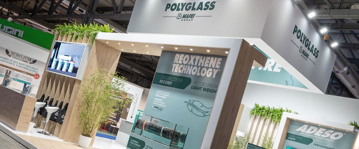 L'immagine raffigura un caso reale di allestimento fieristico: l'allestimento dello stand Polyglass realizzato per Madeespo Madespo di Milano.