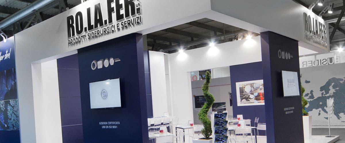 L'immagine raffigura un caso reale di allestimento fieristico: l'allestimento dello stand Rolafer realizzato per Made in Steel di Milano.