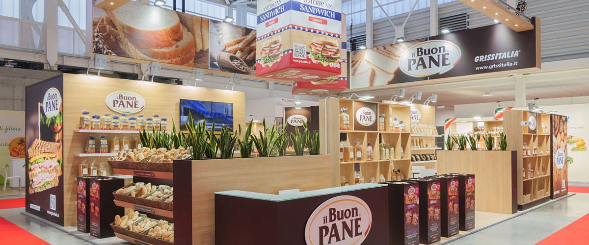 L'immagine raffigura un caso reale di allestimento fieristico: l'allestimento dello stand IL Buon Pane Grissitalia realizzato per Marca Bologna.