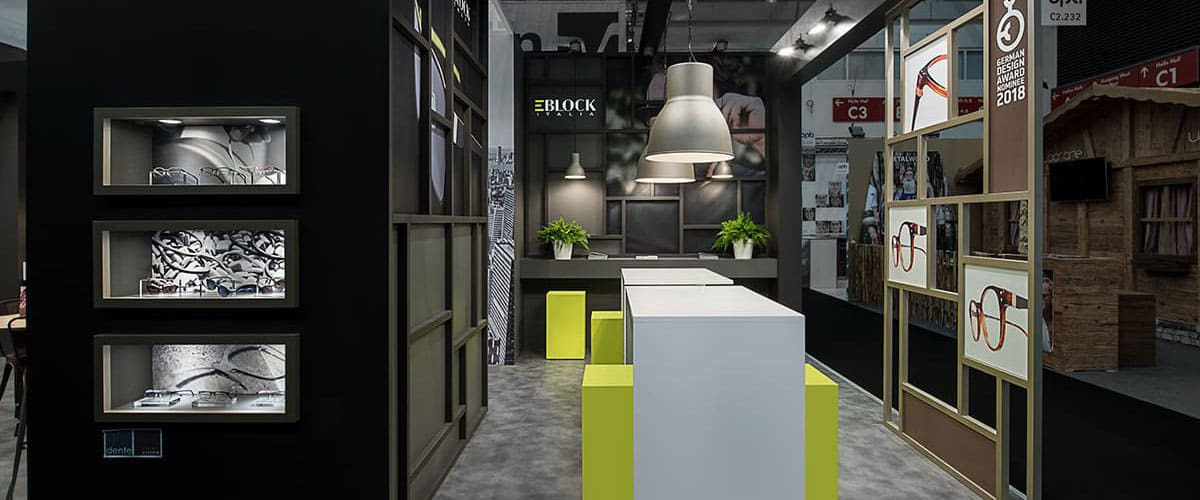 L'immagine raffigura un caso reale di allestimento fieristico: l'allestimento dello stand Eblock Som Occhiali realizzato per Mido Milano