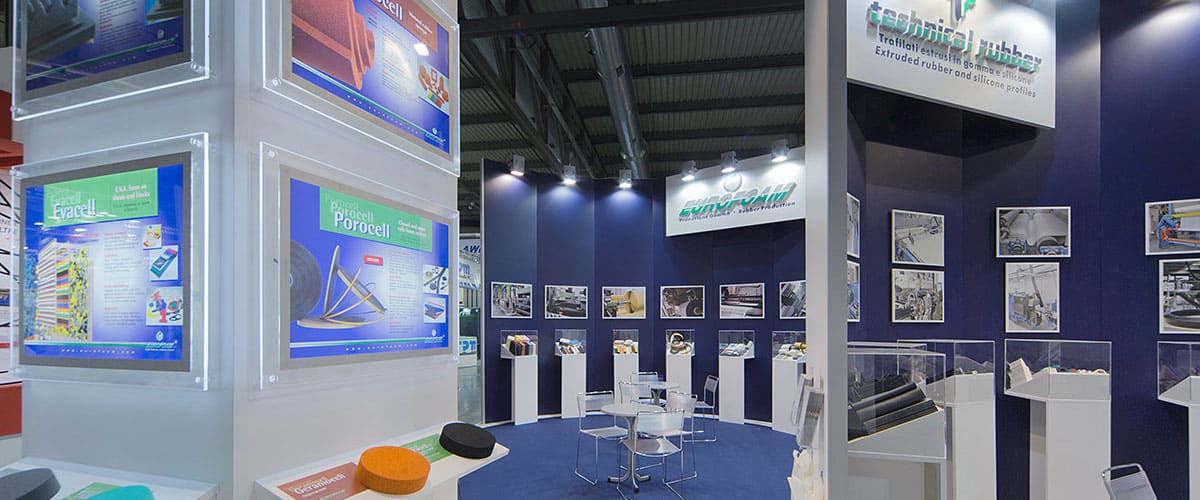 L'immagine raffigura un caso reale di allestimento fieristico: l'allestimento dello stand Eurofoam Tecnicalrubber realizzato per Plast Milano