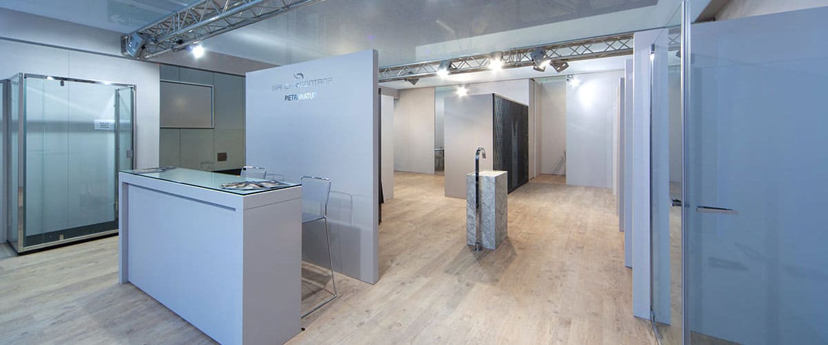 L'immagine raffigura un caso reale di allestimento fieristico: l'allestimento dello stand Bianchi & Fontana realizzato per Salone del Mobile di Milano