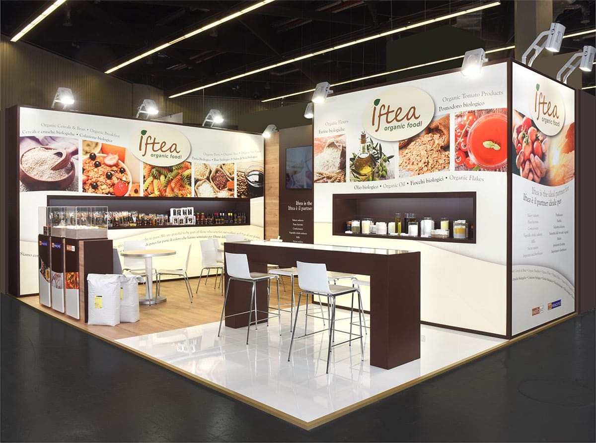 L'immagine raffigura un caso reale di allestimento fieristico: l'allestimento dello stand Iftea realizzato da Diquadro in occasione di una precedente edizione della fiera Sana di Bologna.