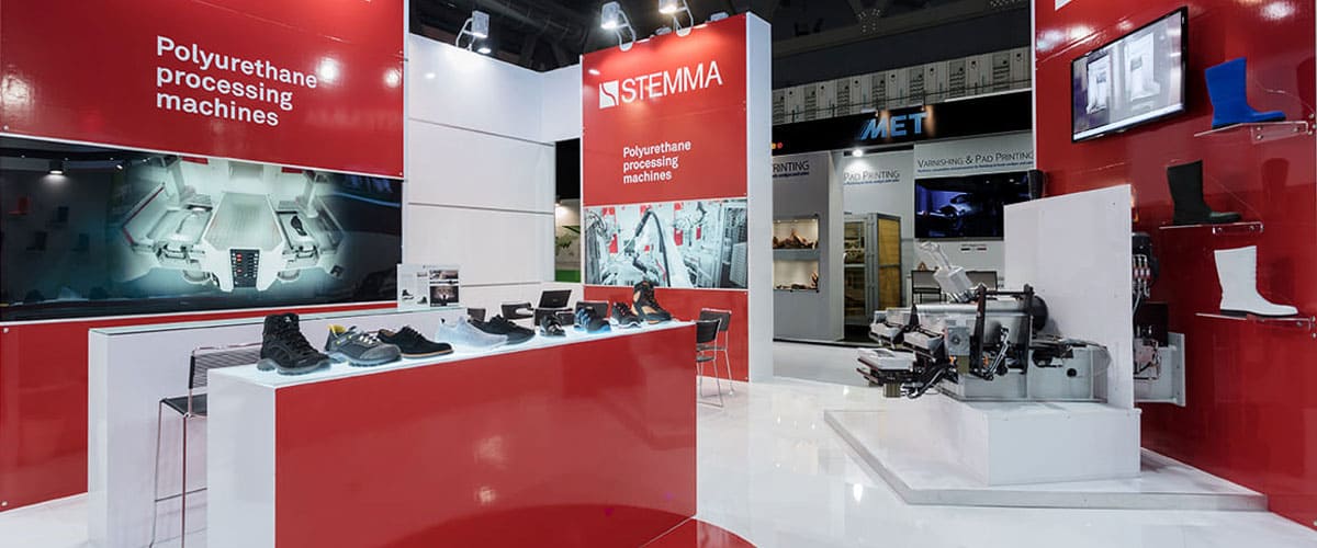 L'immagine raffigura un caso reale di allestimento fieristico: l'allestimento dello stand Stemma realizzato per Simac Tanning Tech Milano