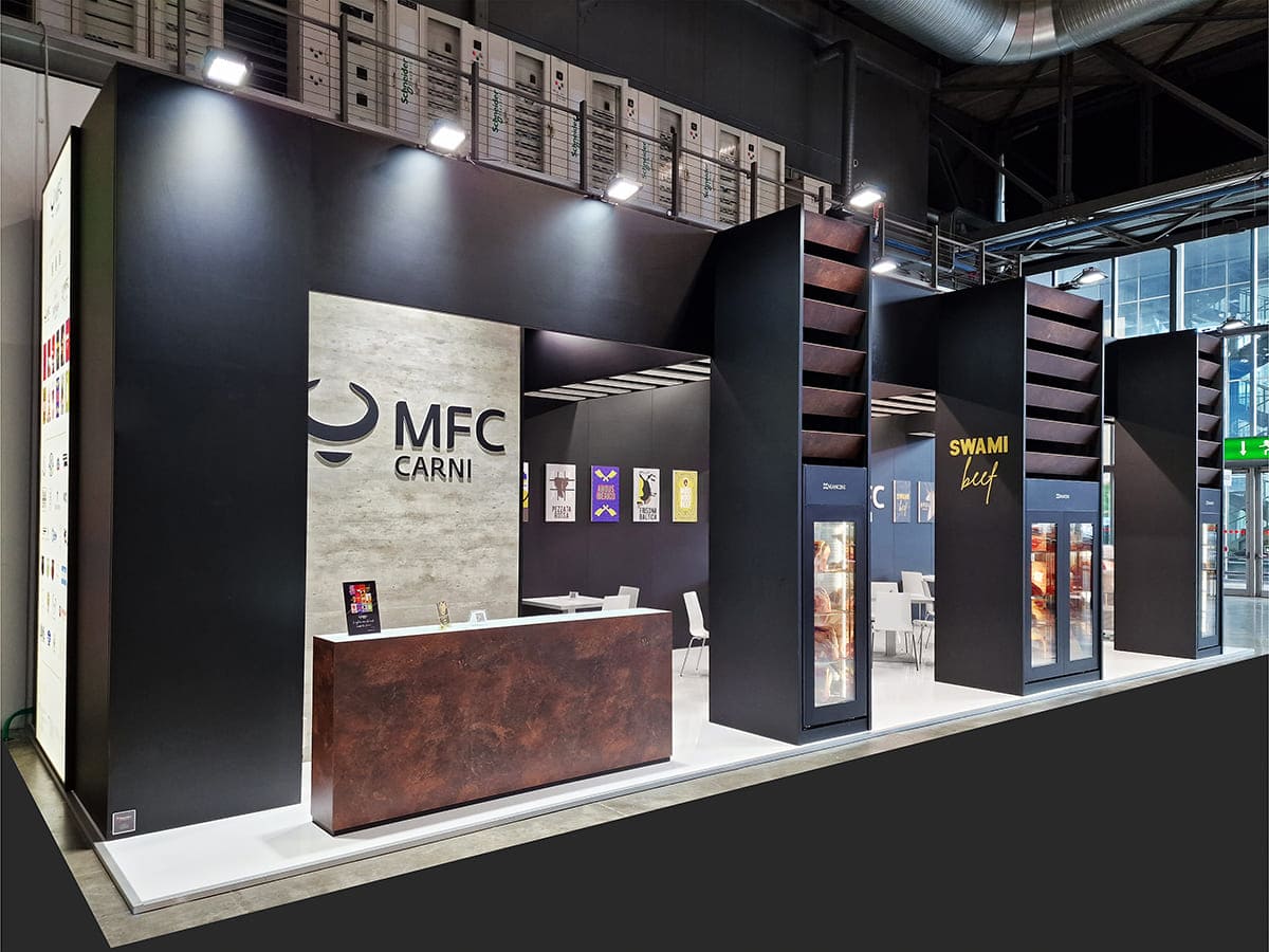 L'immagine raffigura un caso reale di allestimento fieristico: l'allestimento dello stand MFC Carni realizzato da Diquadro in occasione di una precedente edizione della fiera Tutto Food di Milano